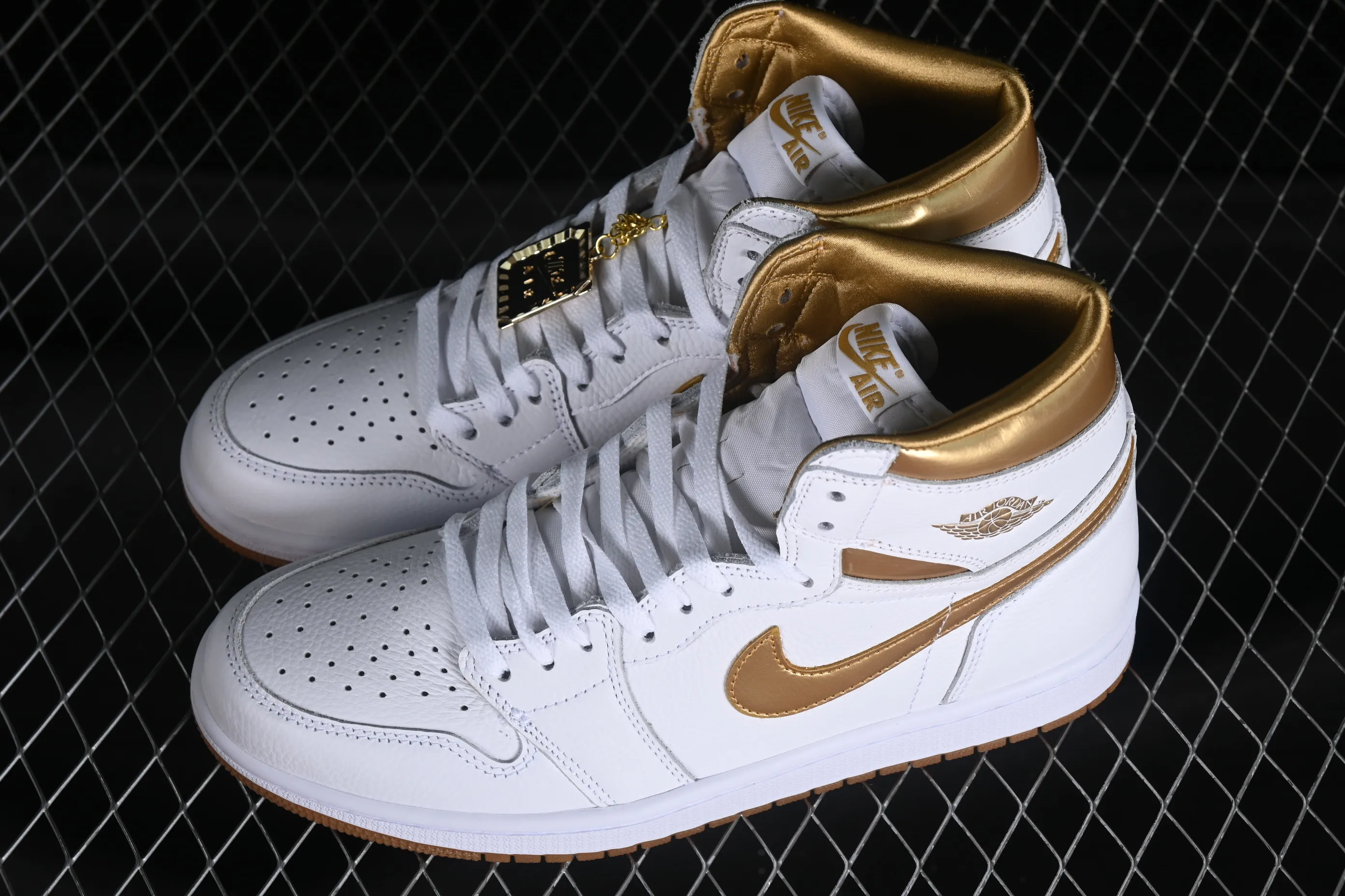 All categories Air Jordan Jordan series basketball shoes Air Jordan 1 High Air Jordan 1 High OG "Metallic Gold" AJ1 Joe 1 luxury platinum high-top basketball shoes FD2596-107